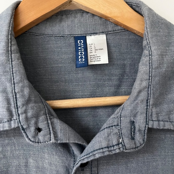 H&M (Divided) Men's Grey Chambray Button-Down - Picture 2 of 5